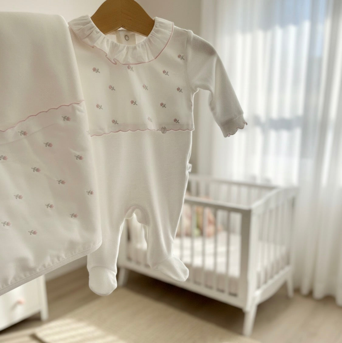 Babygrow com flores Bordadas