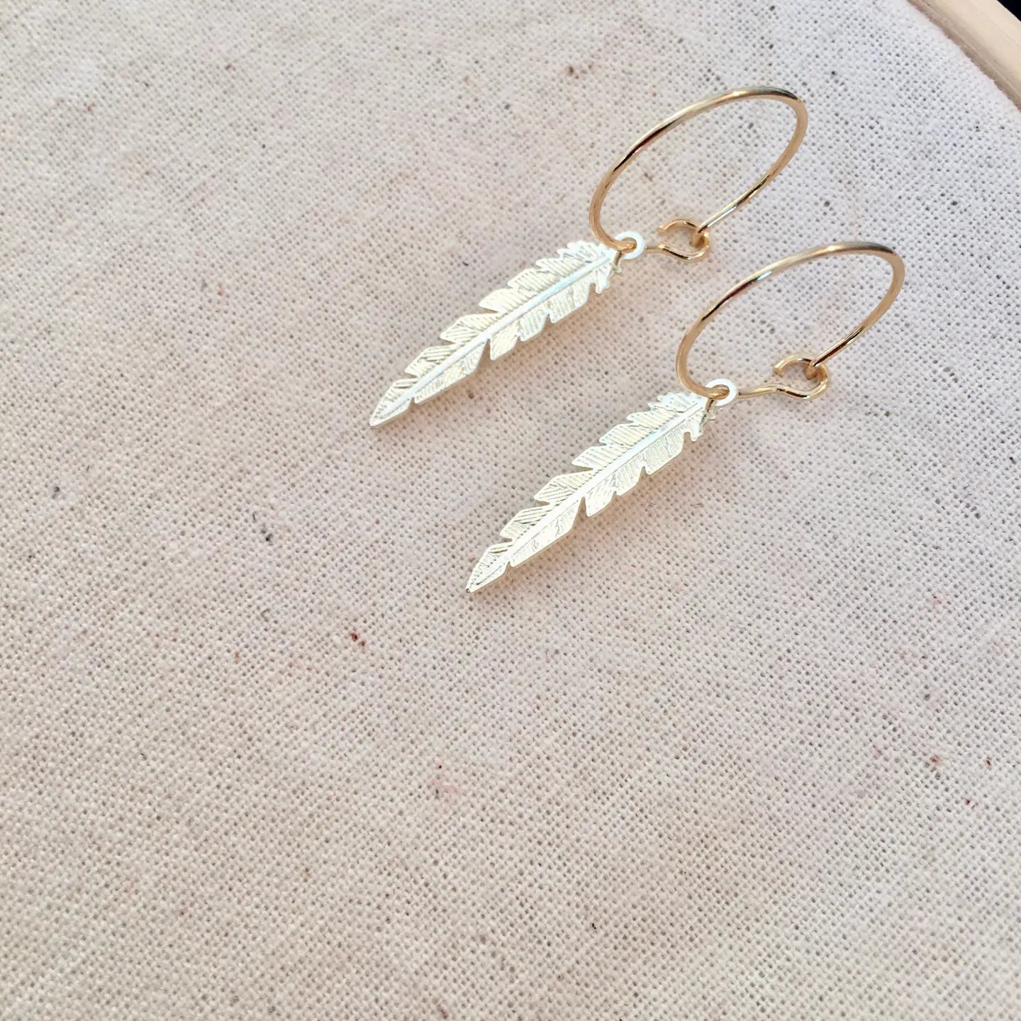 Brincos de Argola Banhadas Ouro com Pendente Penas