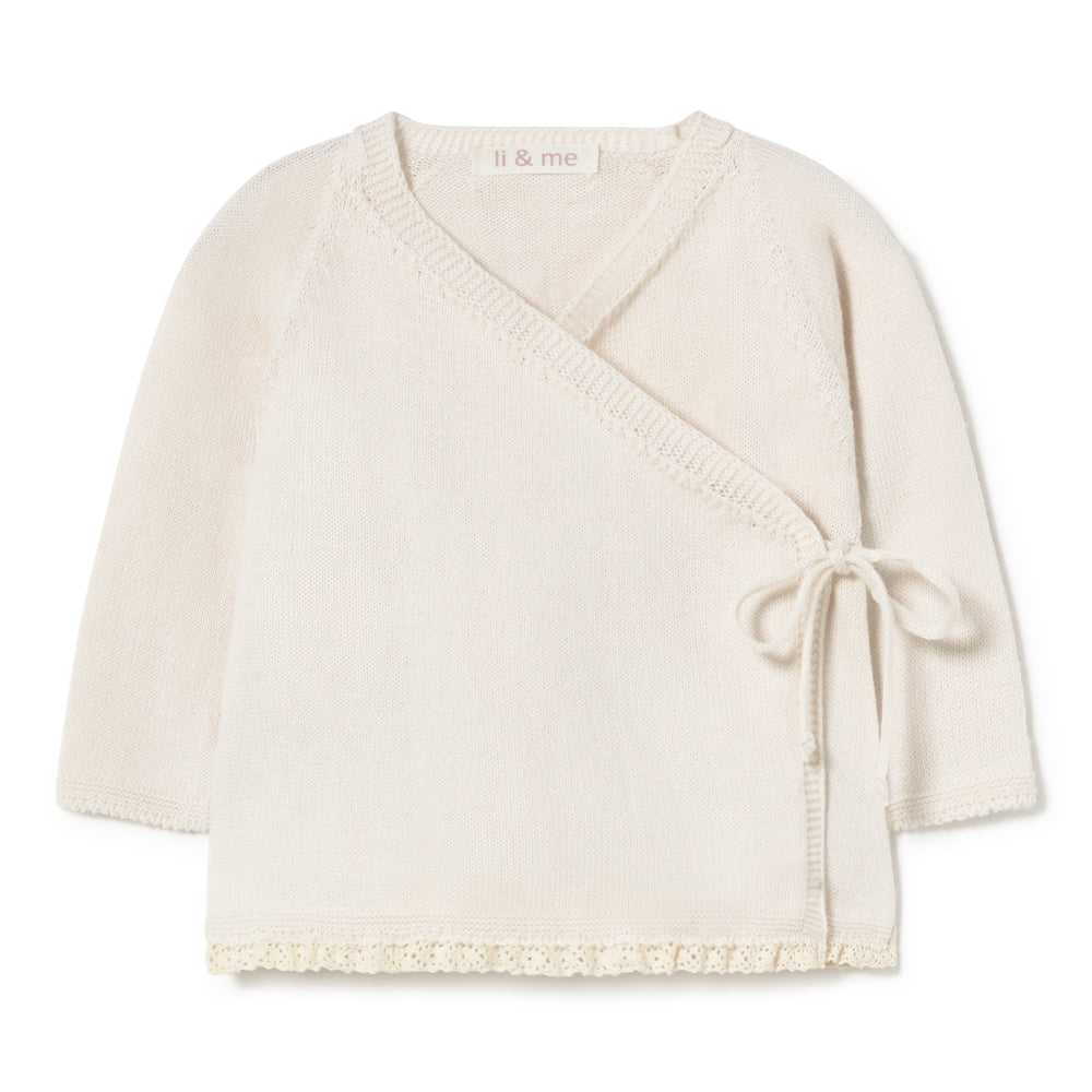 Camisola Trepasse com Detalhe em Renda + Calças + Touca Minimalista.