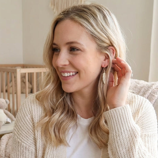 Brincos Argola com Banho de Ouro com Pendente Penas