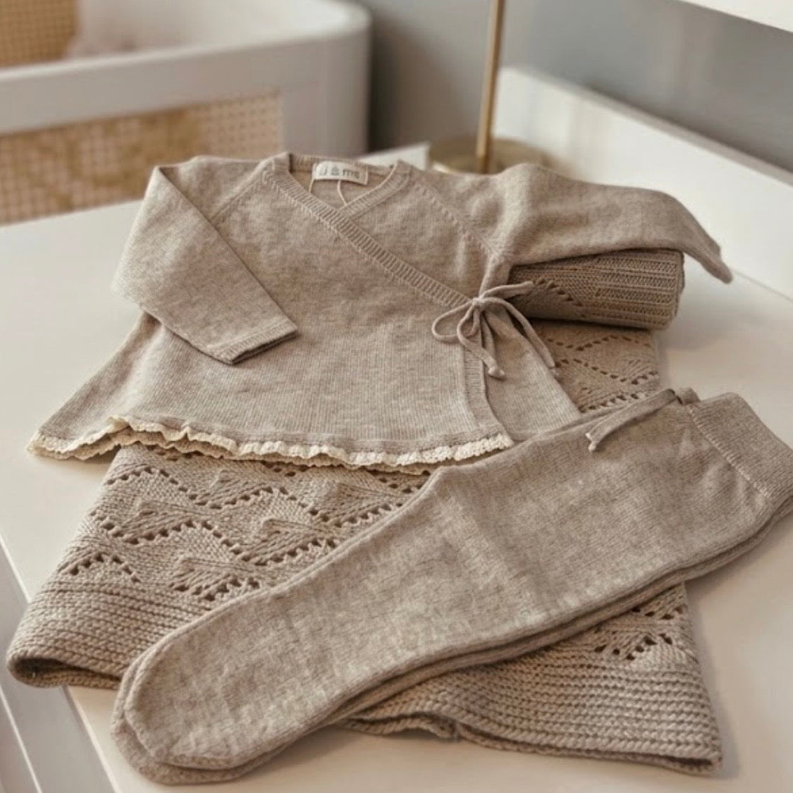 Camisola Trespasse com Detalhe em Renda + Calças + Manta
