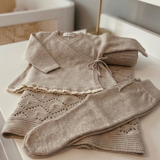 Camisola Trespasse com Detalhe em Renda + Calças + Manta