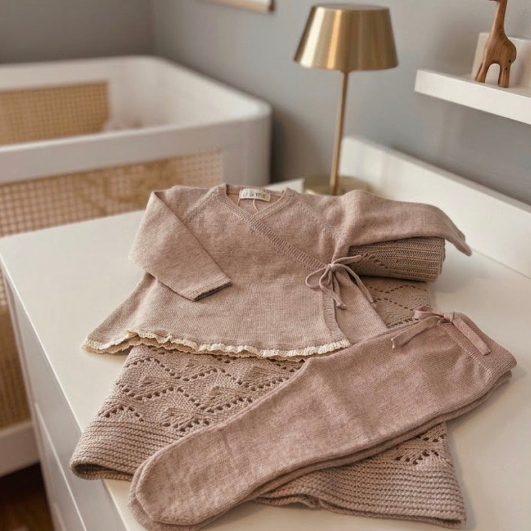 Camisola Trespasse com Detalhe em Renda + Calças + Manta