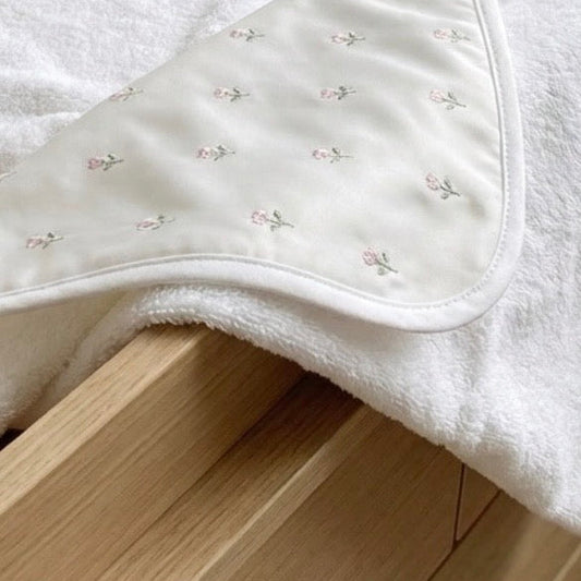 Toalha de Banho Com Flores Bordadas