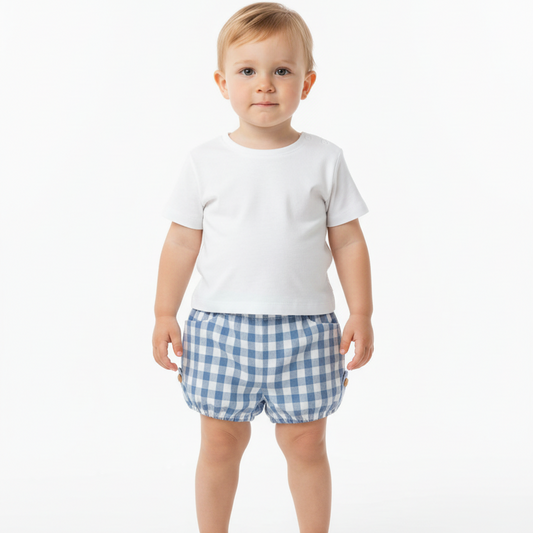 Menino com calções Yoedy e t-shirt branca curta