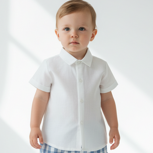 Menino com camisa branca e calções xadrez azul - estilo casual
