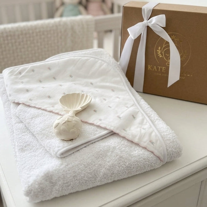 Toalha Flores Bordadas Pureté + Brinquedo de Borracha Natural