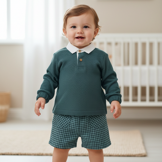 Novo menino de 12 meses com o primeiro botão desapertado