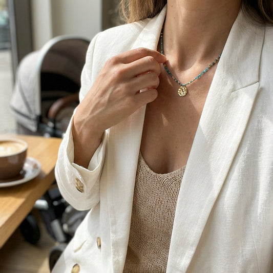 Colar de Pérolas de Apatia com Medalha Redonda Martelada