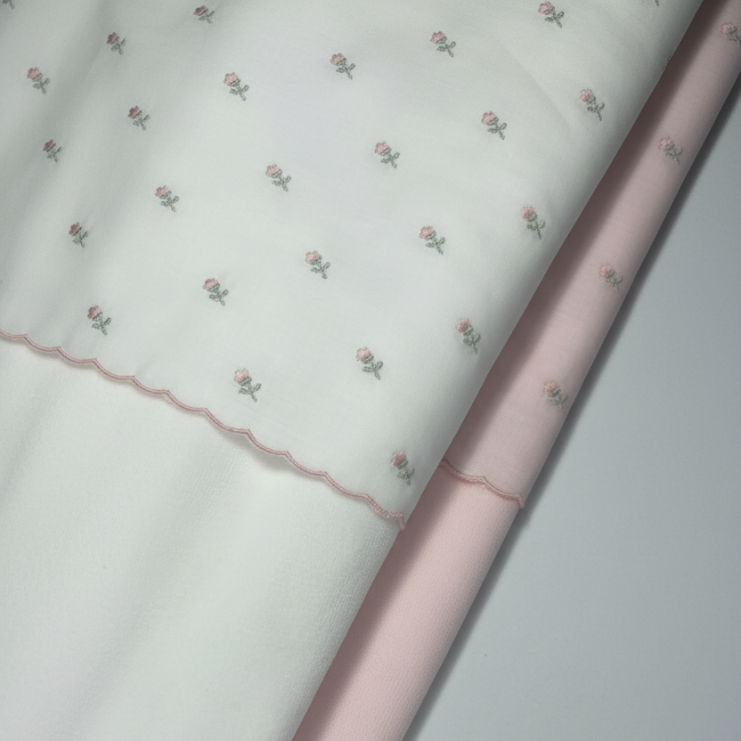 Tecido com rosas bordadas — iluminação profissional
